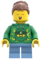 Preview: LEGO Minifigur Mädchen mit grünem Hoodie und Ninja-Aufdruck Vorderansicht