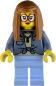 Preview: LEGO Minifigur Frau mit großer Brille, Bluse und hellblauer Hose vorne