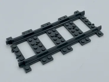 Gerade LEGO Eisenbahnschiene in Dark Bluish Gray. Ideal zur Erweiterung deiner LEGO Zugstrecke und Layouts.