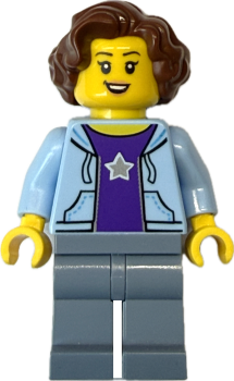 Frau Minifigur mit hellblauer Jacke und lila Stern-Shirt Vorderansicht