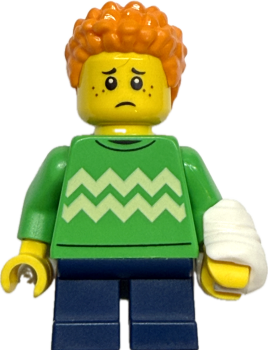 LEGO Junge mit Armverband und grünem Pullover Vorderseite