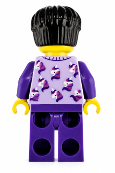 Preview: LEGO® Mann von hinten mit lila Einhorn-Pullover, dunkelvioletter Hose und schwarzen Haaren