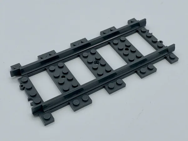 Gerade LEGO Eisenbahnschiene in Dark Bluish Gray. Ideal zur Erweiterung deiner LEGO Zugstrecke und Layouts.